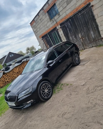 Skoda Superb cena 78500 przebieg: 175650, rok produkcji 2017 z Leszno małe 379